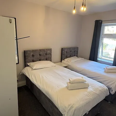 Onsitestays - 4 Bedroom House With 2 Bathrooms